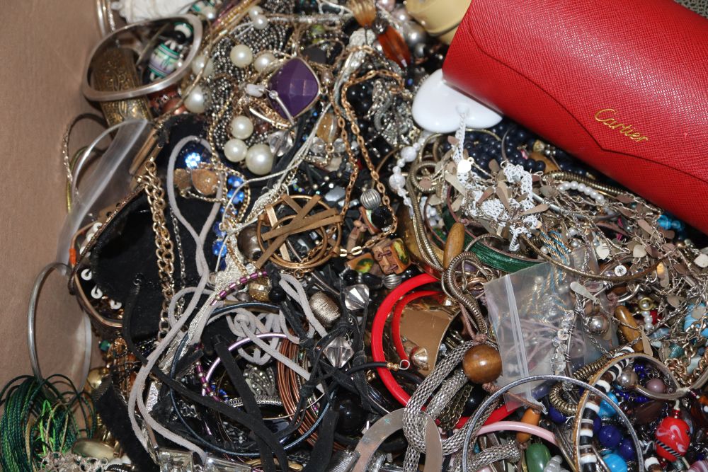 A large quantity of assorted items including mainly costume jewellery.
